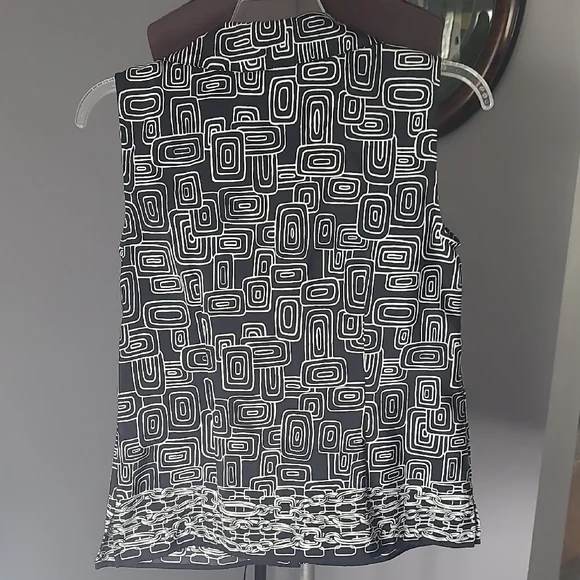 Sag Harbor Black and White Geometric Blouse - Picture 5 of 5